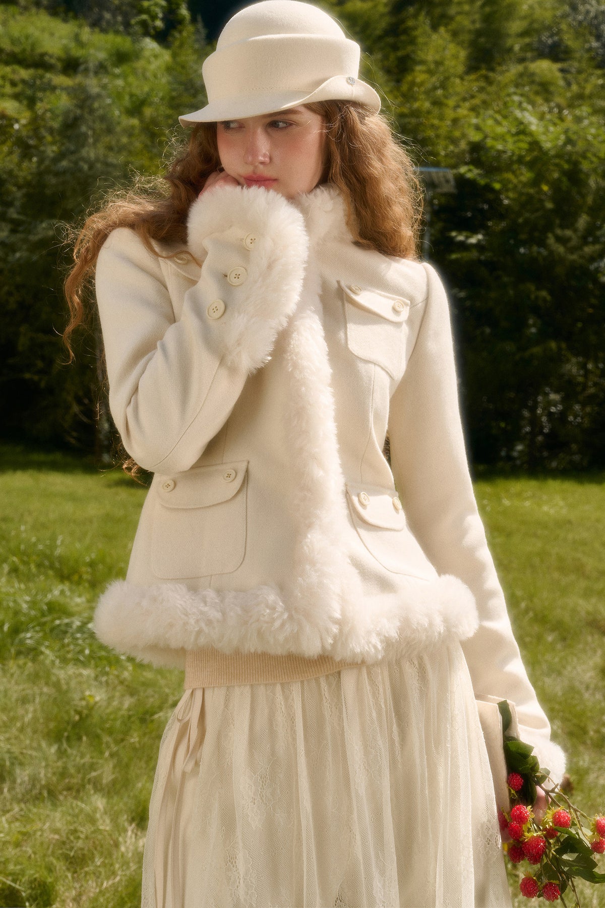 Flauschige kurze Jacke mit Stehkragen und Taschen