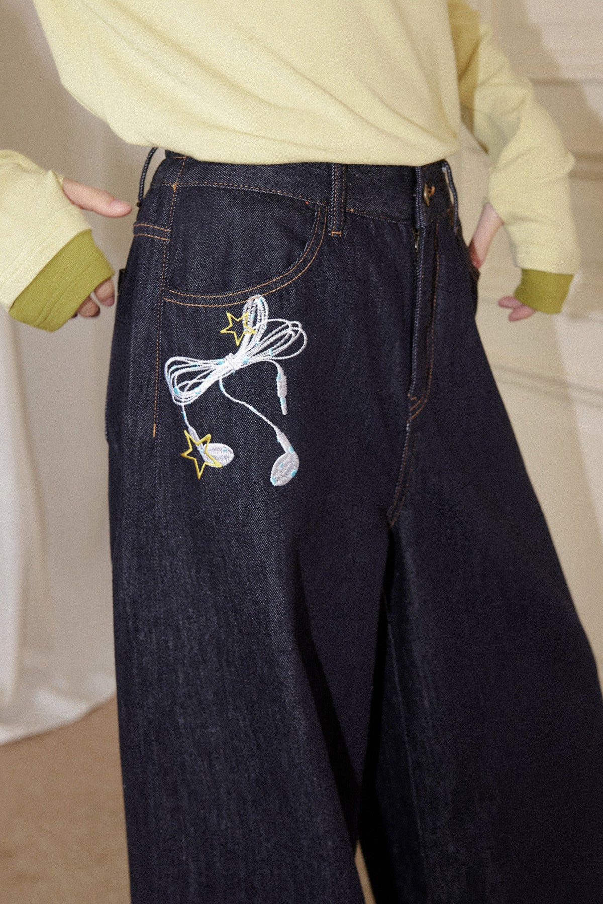 X3 Jeans aus Raw Denim mit Kopfhörer-Stickerei