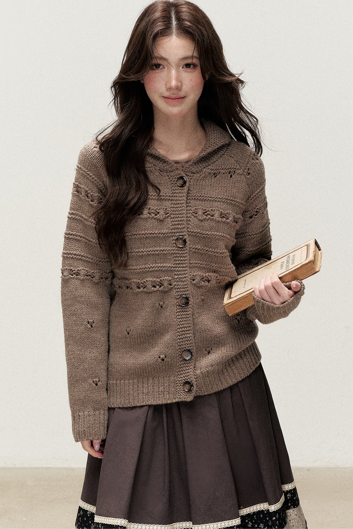 Dicke Strickjacke aus Haselnusswolle