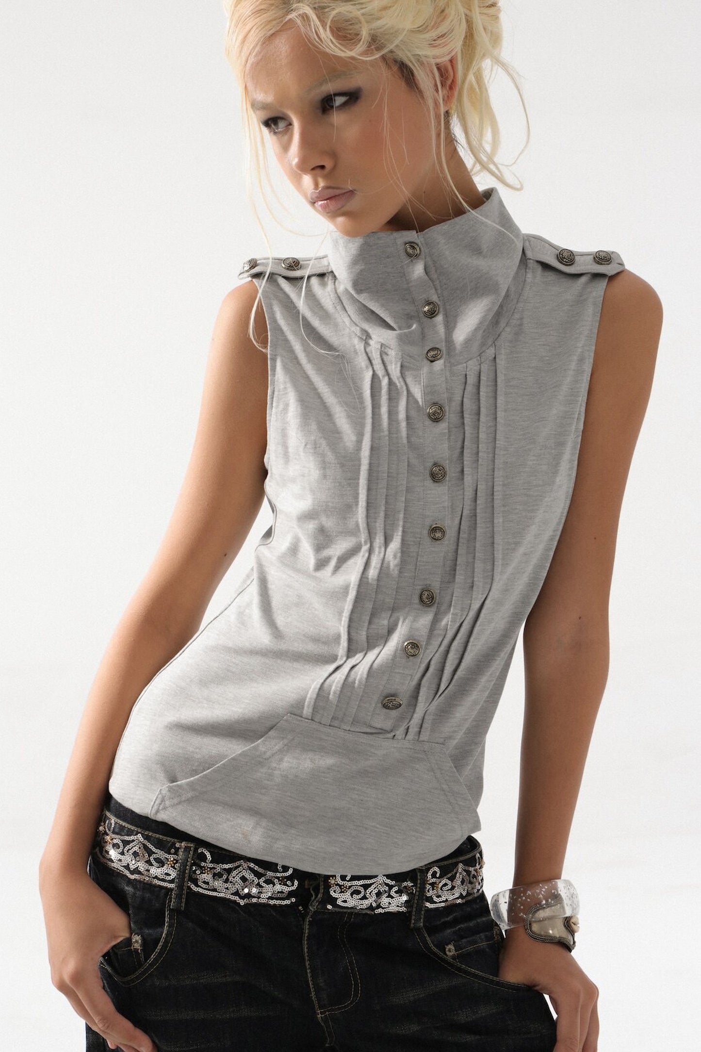 Top smanicato stile felpa con cappuccio con bottoni metallici