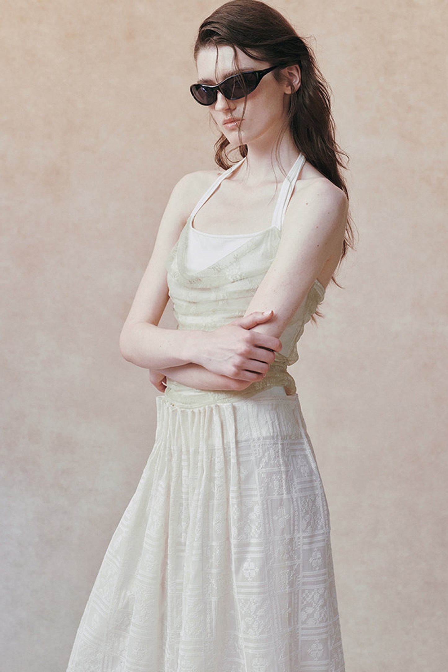 Doppellagiges trägerloses Drapé-Top mit Neckholder und Spitzen-Jacquard