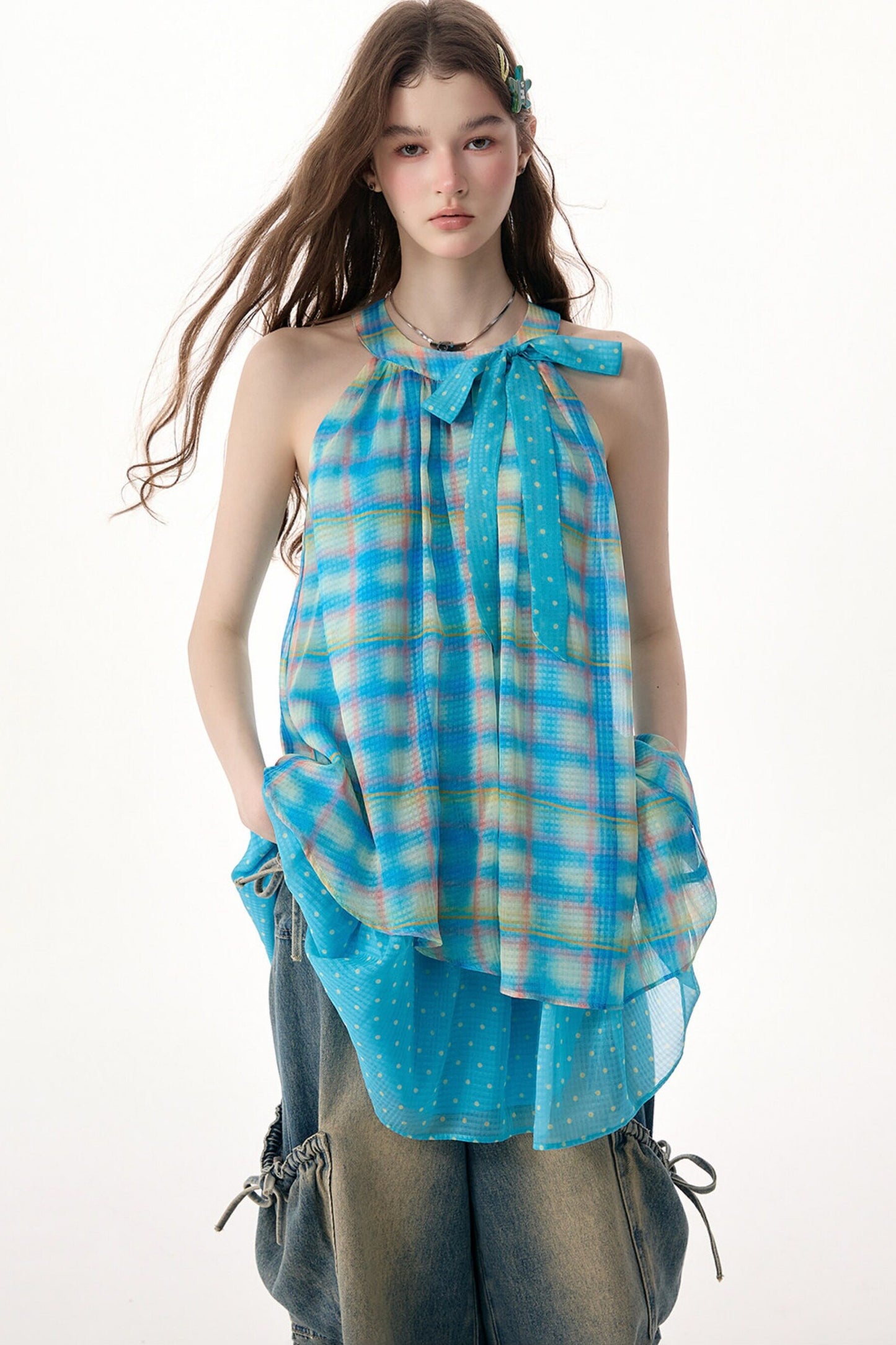 Blaues kariertes Neckholder-Kleid mit Schleife