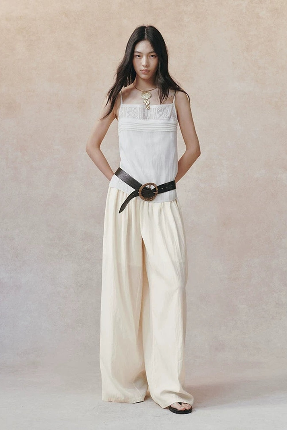 Canotta in pizzo vintage con spalline arricciate e linea ad A