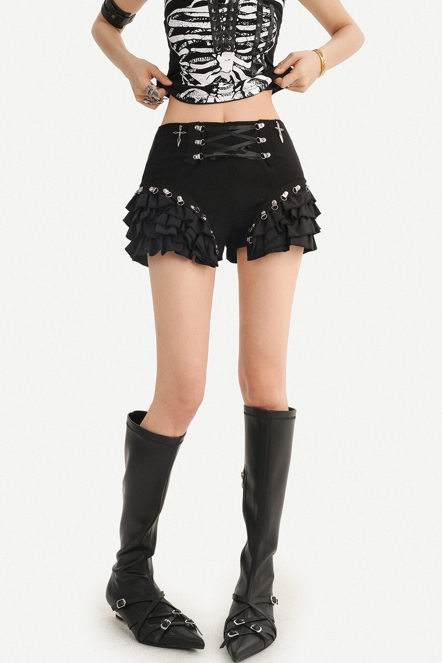 Short noir punk à lacets et volants