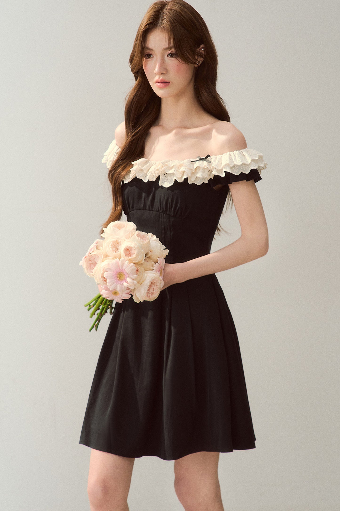 Robe noire à épaules dénudées avec bordure en dentelle au style tendance
