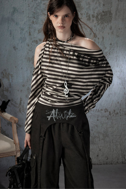 Top asimmetrico a righe con spalle scoperte e maniche lunghe