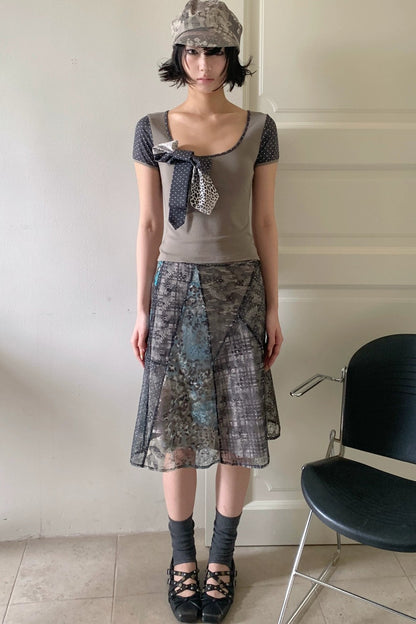 Wunderbares T-Shirt mit Schleifenkragen und Leopardenmuster