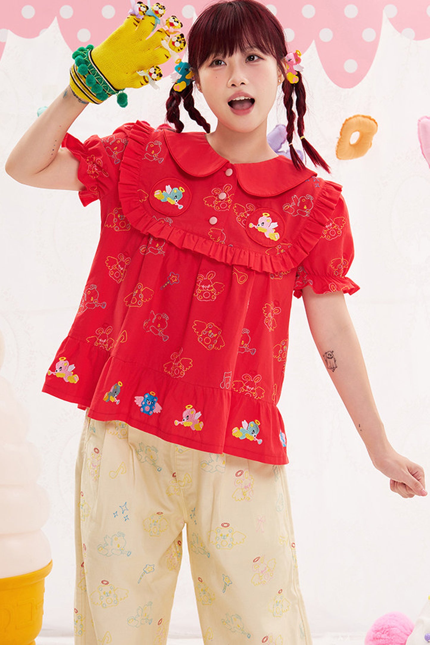 Blusa rossa con ricamo animale e angelo