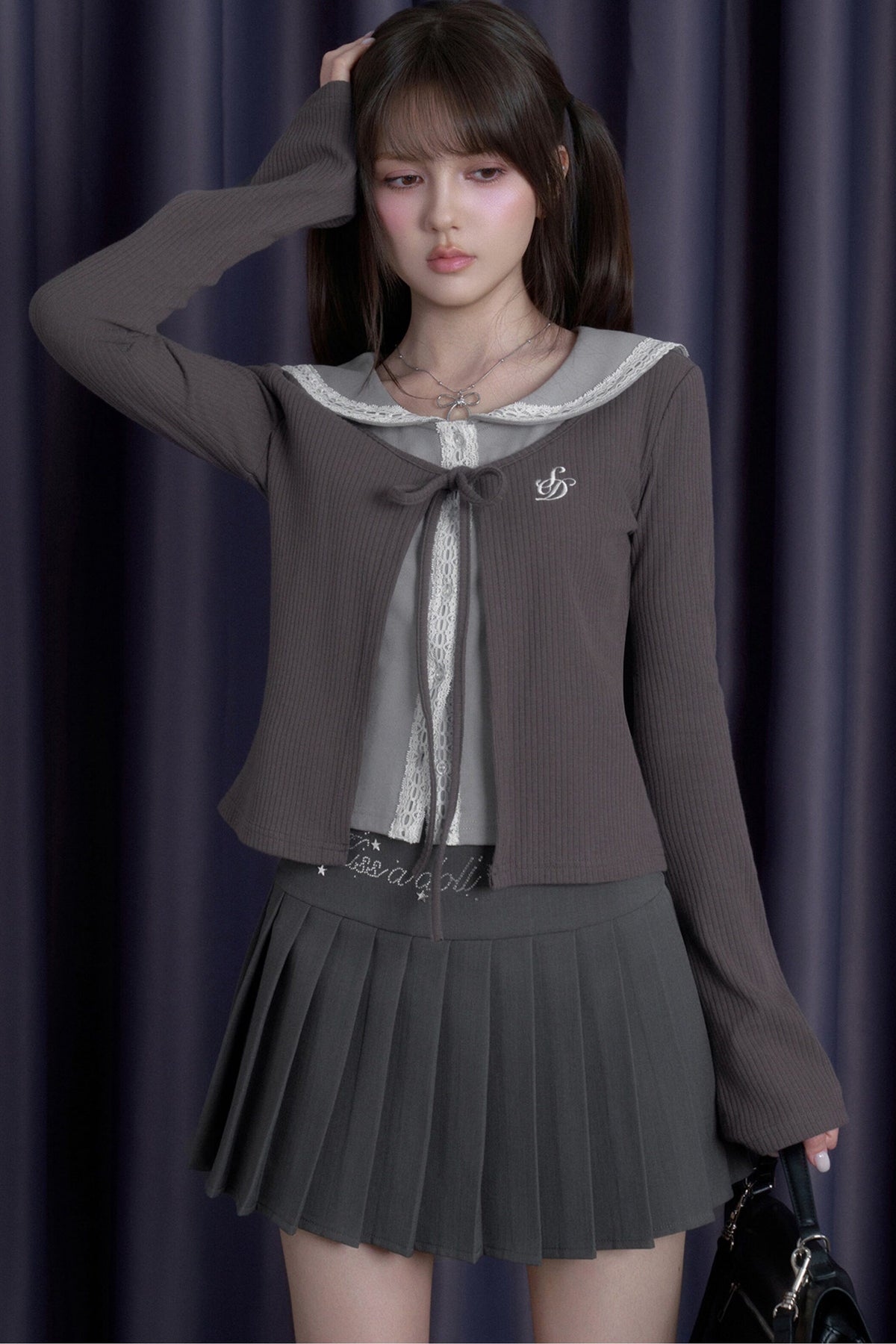 Graues Top mit Spitzen-Matrosenkragen und Rock-Set