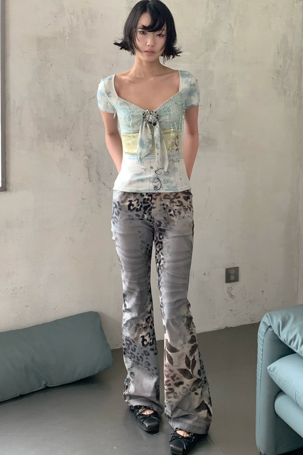 Geblümtes Kurzarm-Oberteil mit Polka Dots und Pailletten