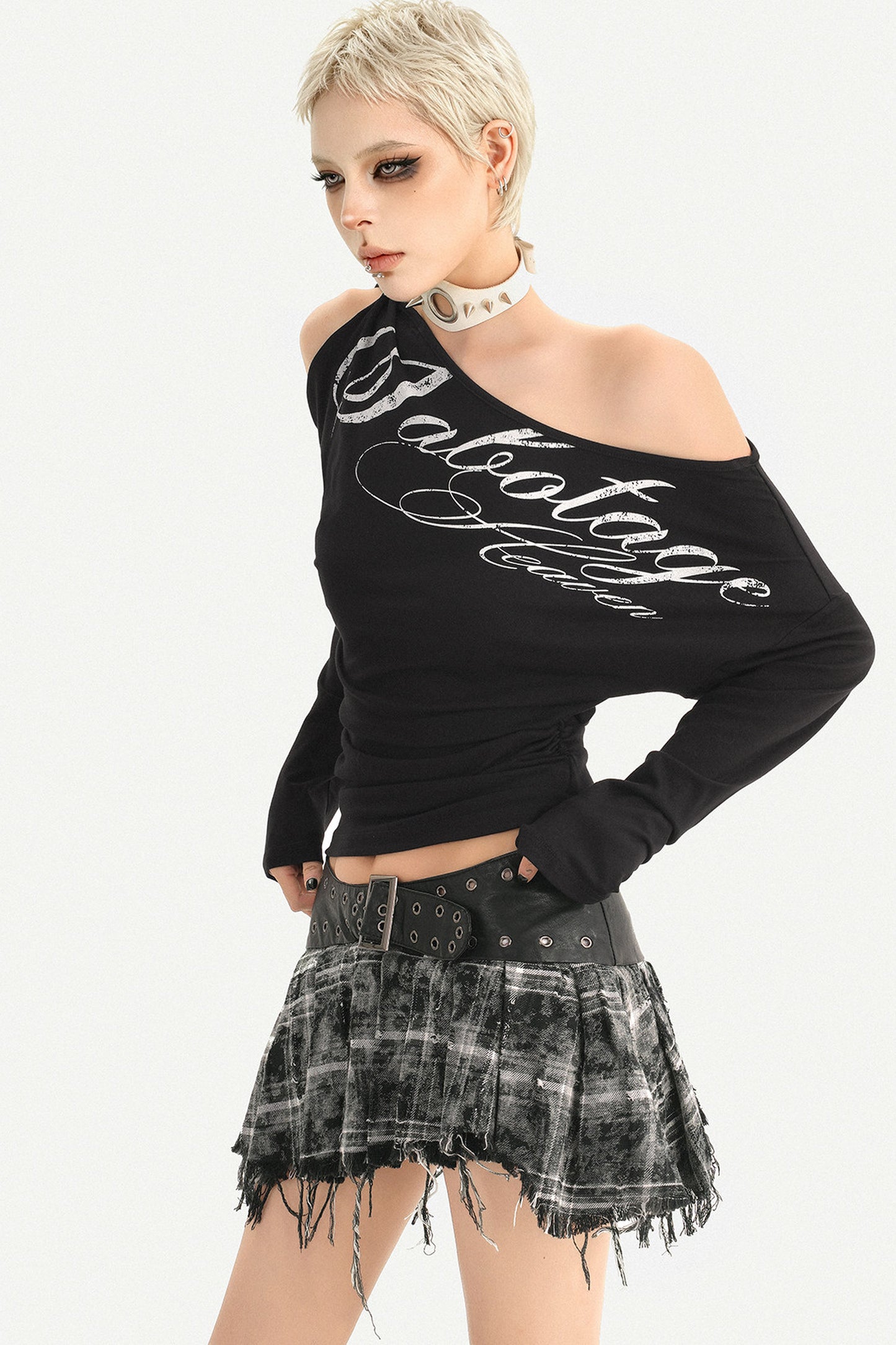 T-shirt con spalle scoperte e stampa lettering
