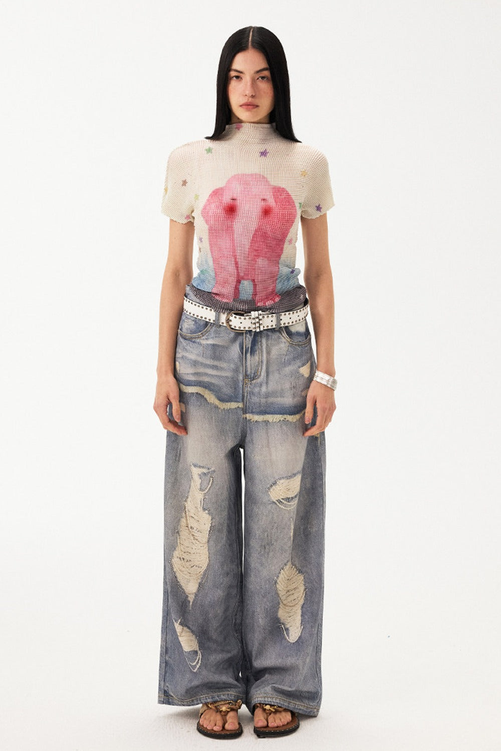 Jeans a gamba larga con stampa effetto strappato e look a strati