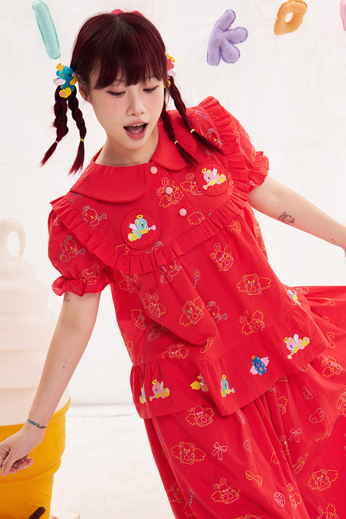 Blusa rossa con ricamo animale e angelo