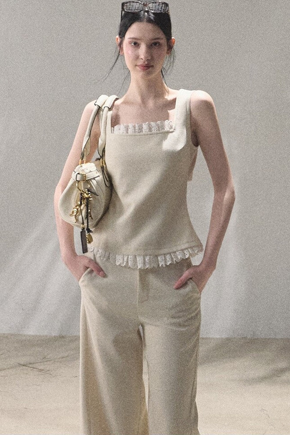 Set coordinato gilet e pantaloni in lino con inserti in pizzo