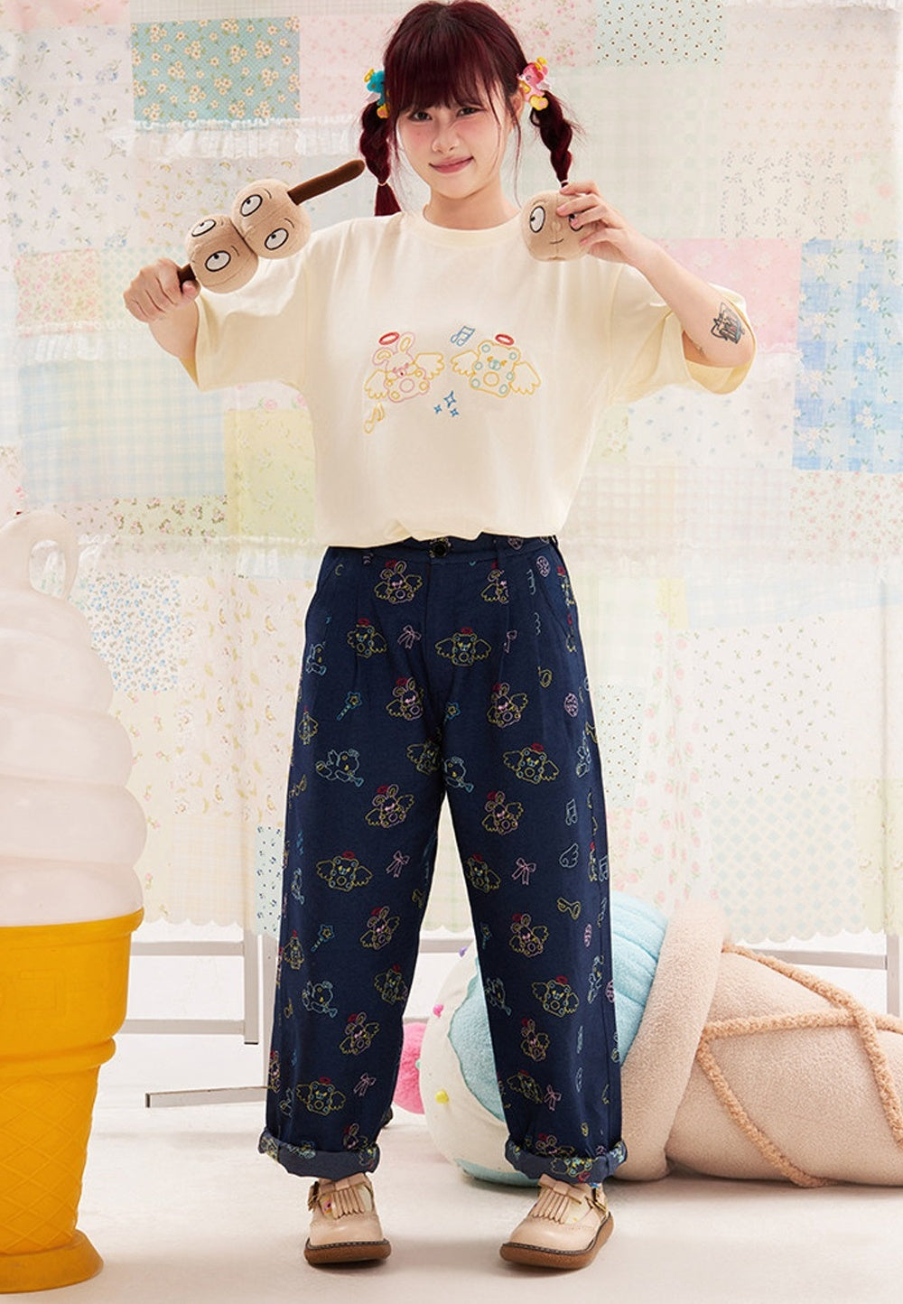 Jeans con ricami importanti di animali e angeli
