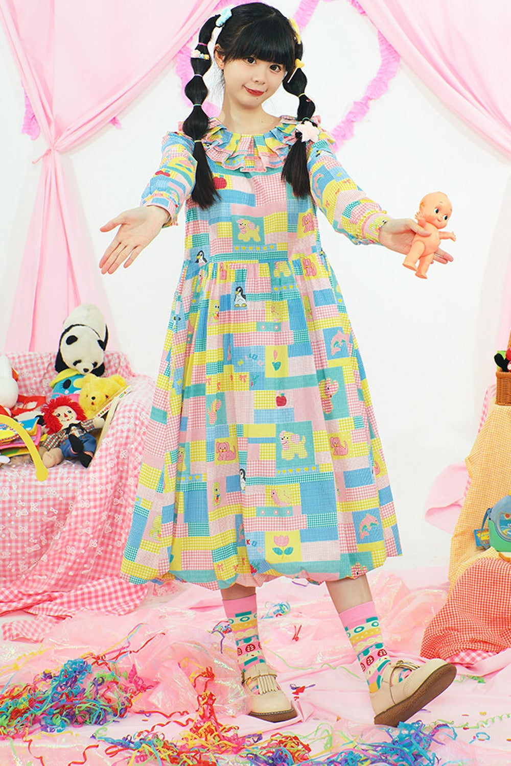 Langärmeliges Kleid mit Originaldruck und Blütenknospenmotiv