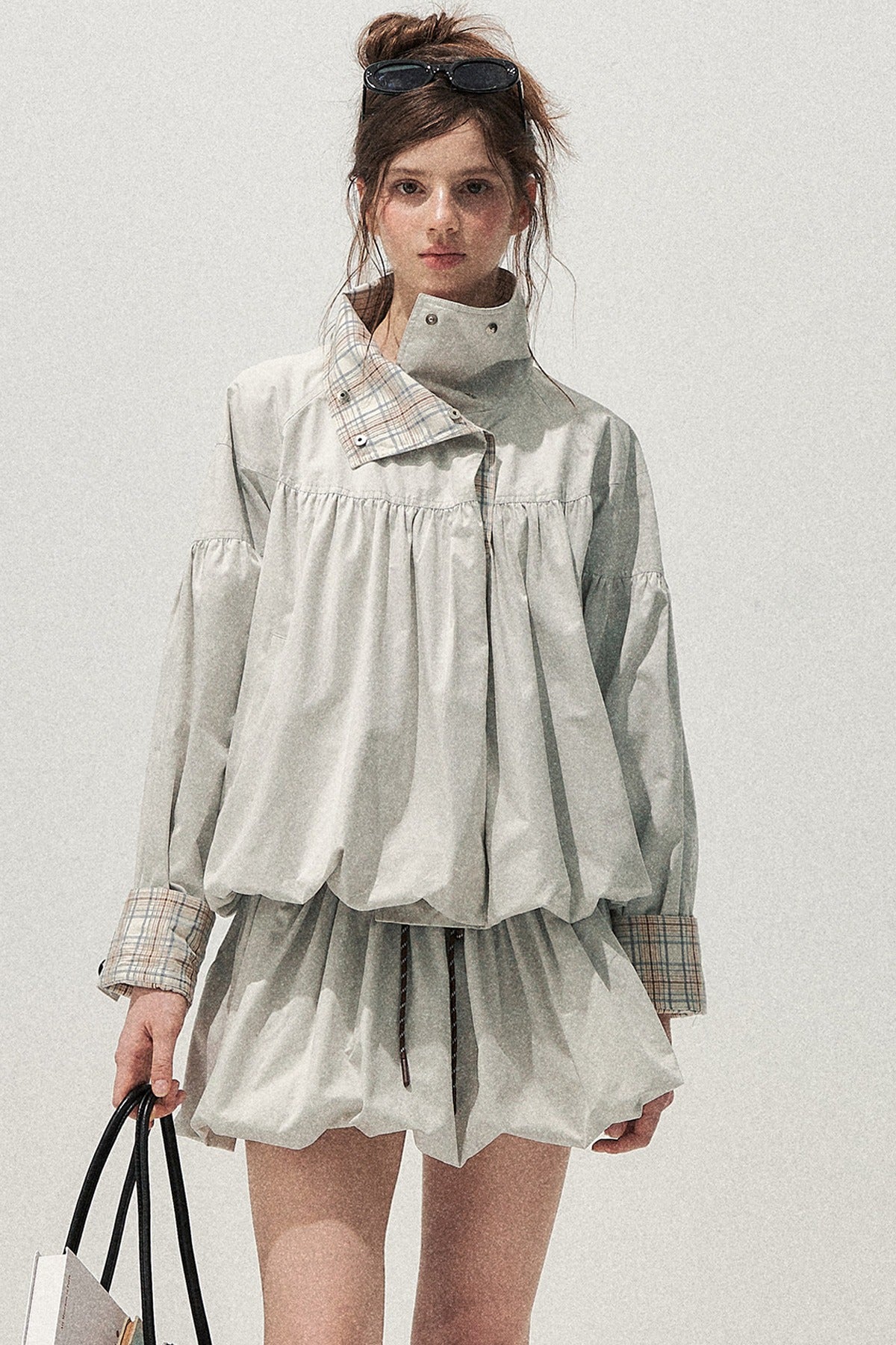 Set trench e gonna scozzese grigio-blu con bottoni decorativi