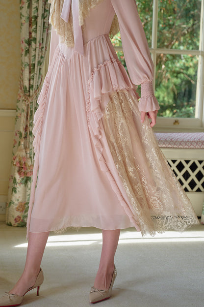 Kleid mit Spitze und Bindeschleife in Französischrosa
