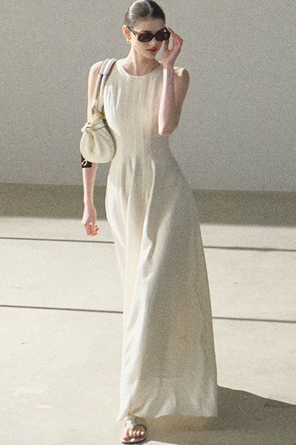 Kleid aus Goldseide und Leinen