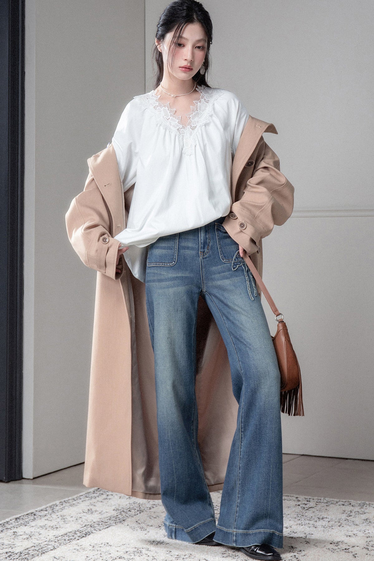 Lace Spliced Long-Sleeved Blouse