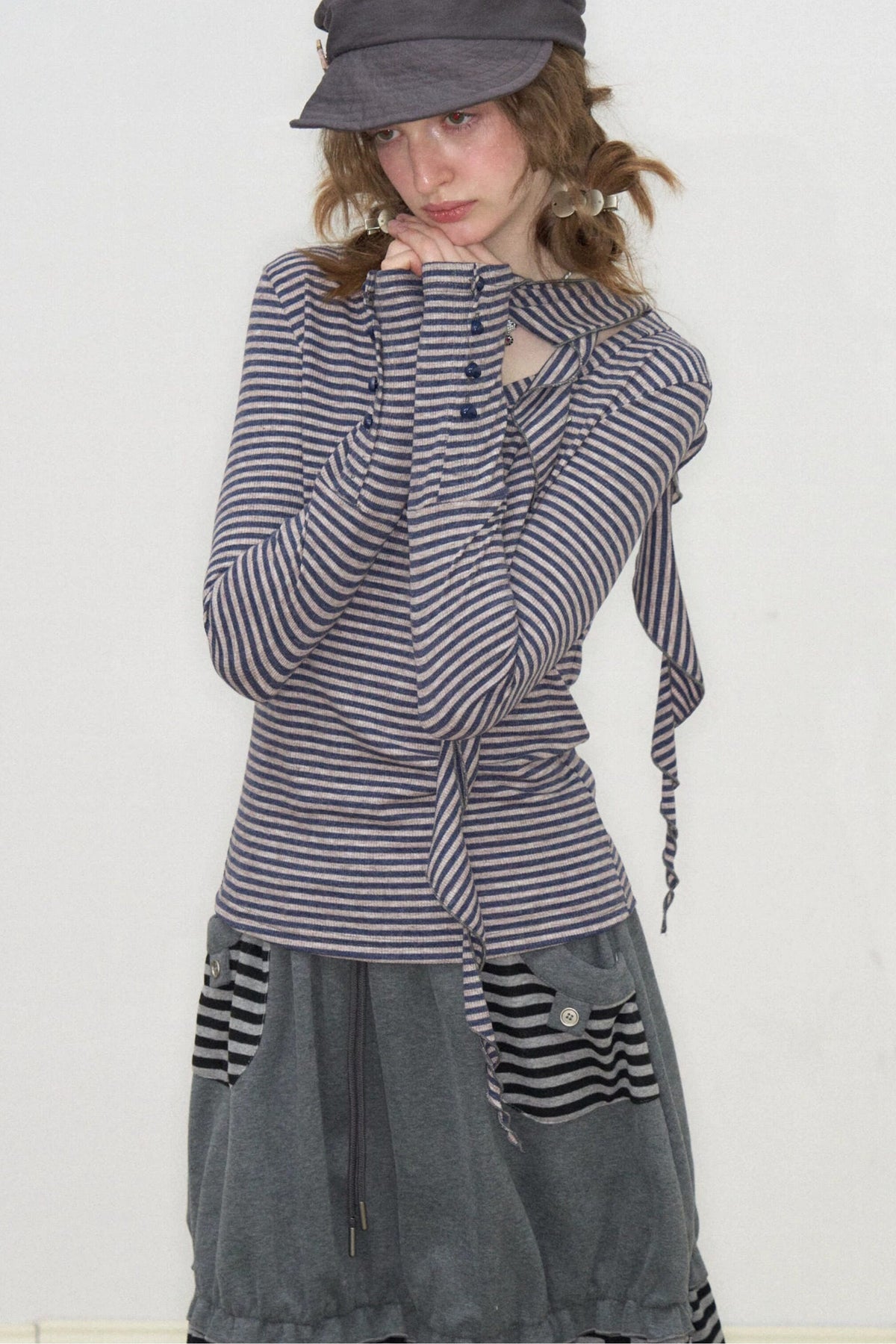 Mintgrünes gestreiftes Strickoberteil mit V-Ausschnitt und Schal