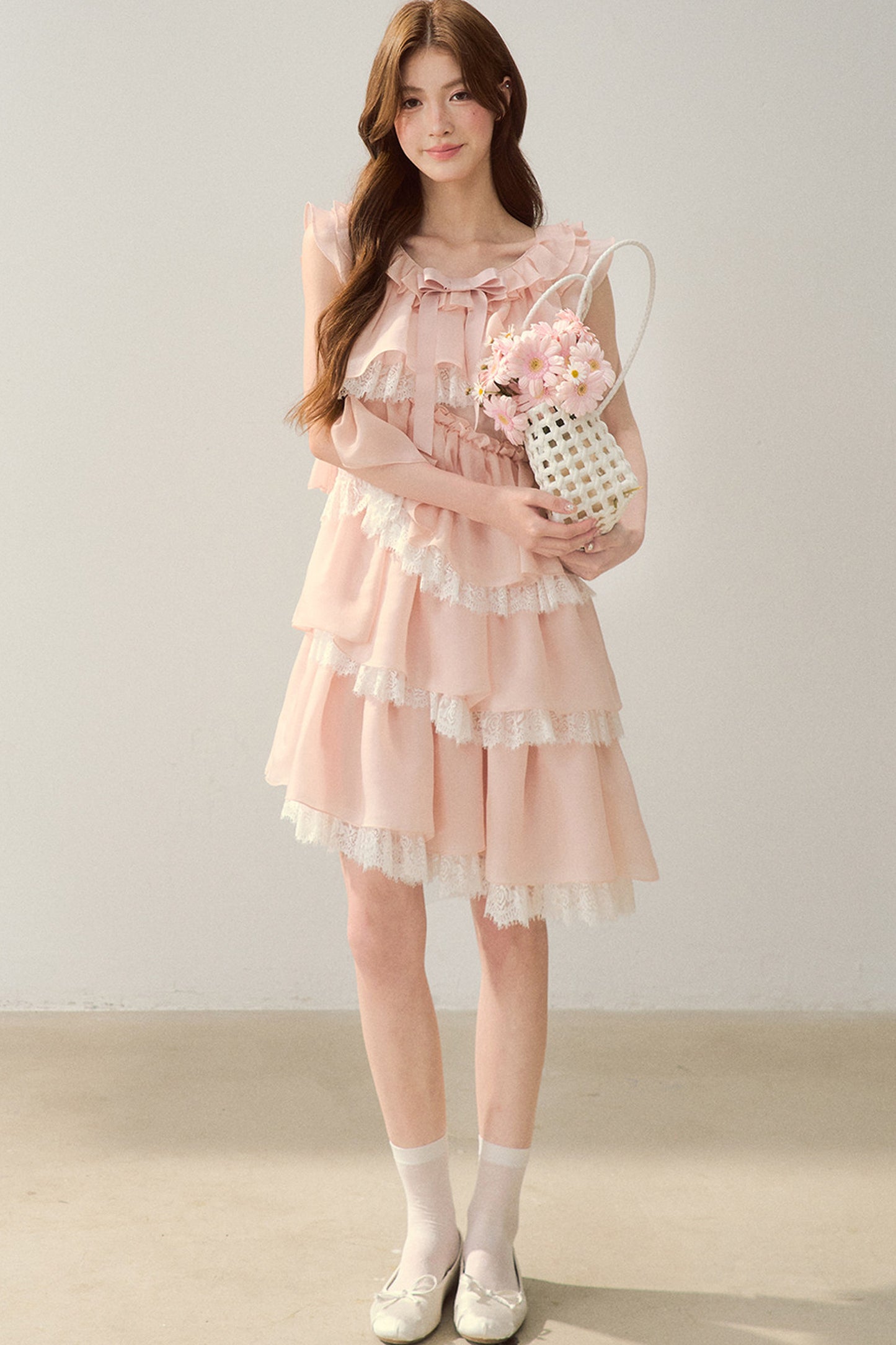 Robe rose à volants superposés en dentelle cils avec nœud
