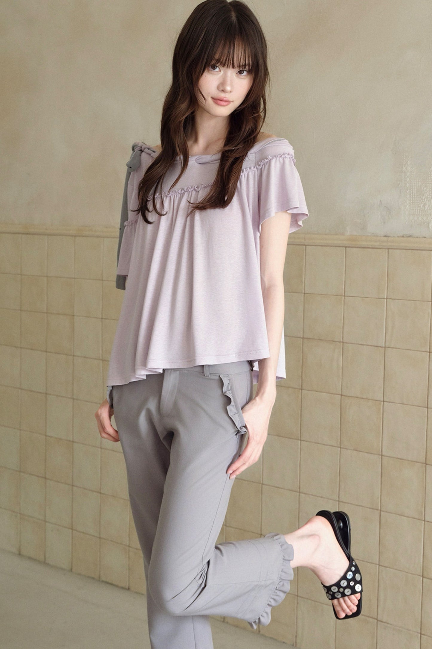 Blusa a spalle scoperte con fiocco al collo e maniche corte