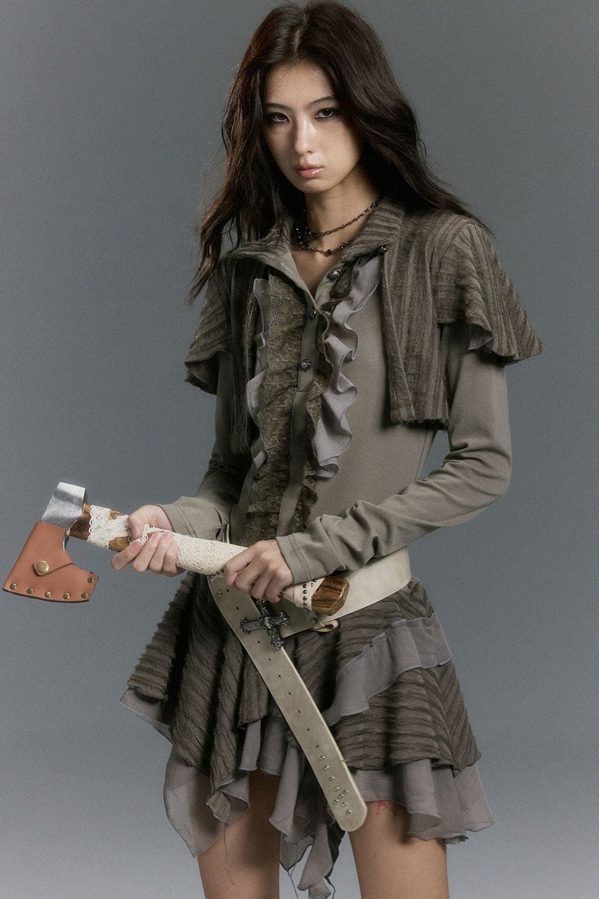 Kleid aus weichem Strick mit Spitzenrüschen und asymmetrischem Capelet