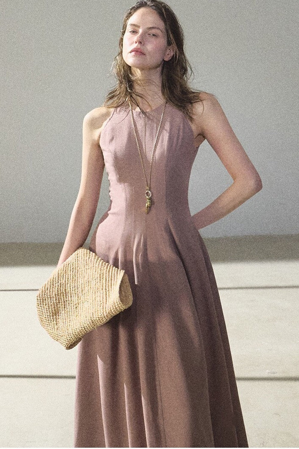Kleid aus Goldseide und Leinen