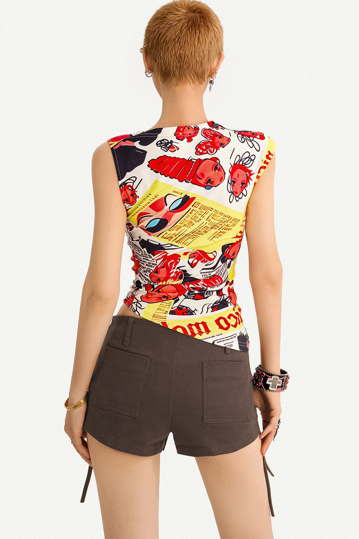 Shorts mit niedriger Taille, Metallknöpfen und Lederträgern