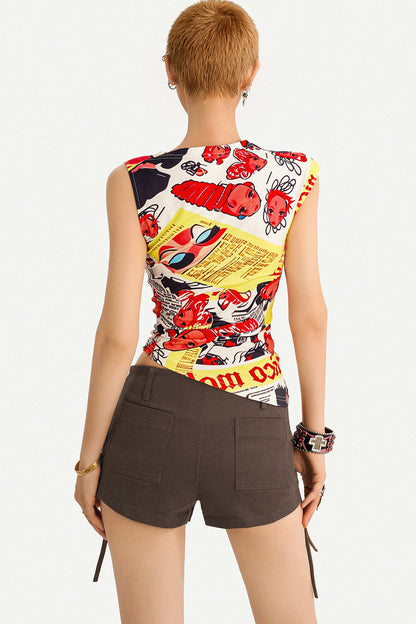 Shorts mit niedriger Taille, Metallknöpfen und Lederträgern