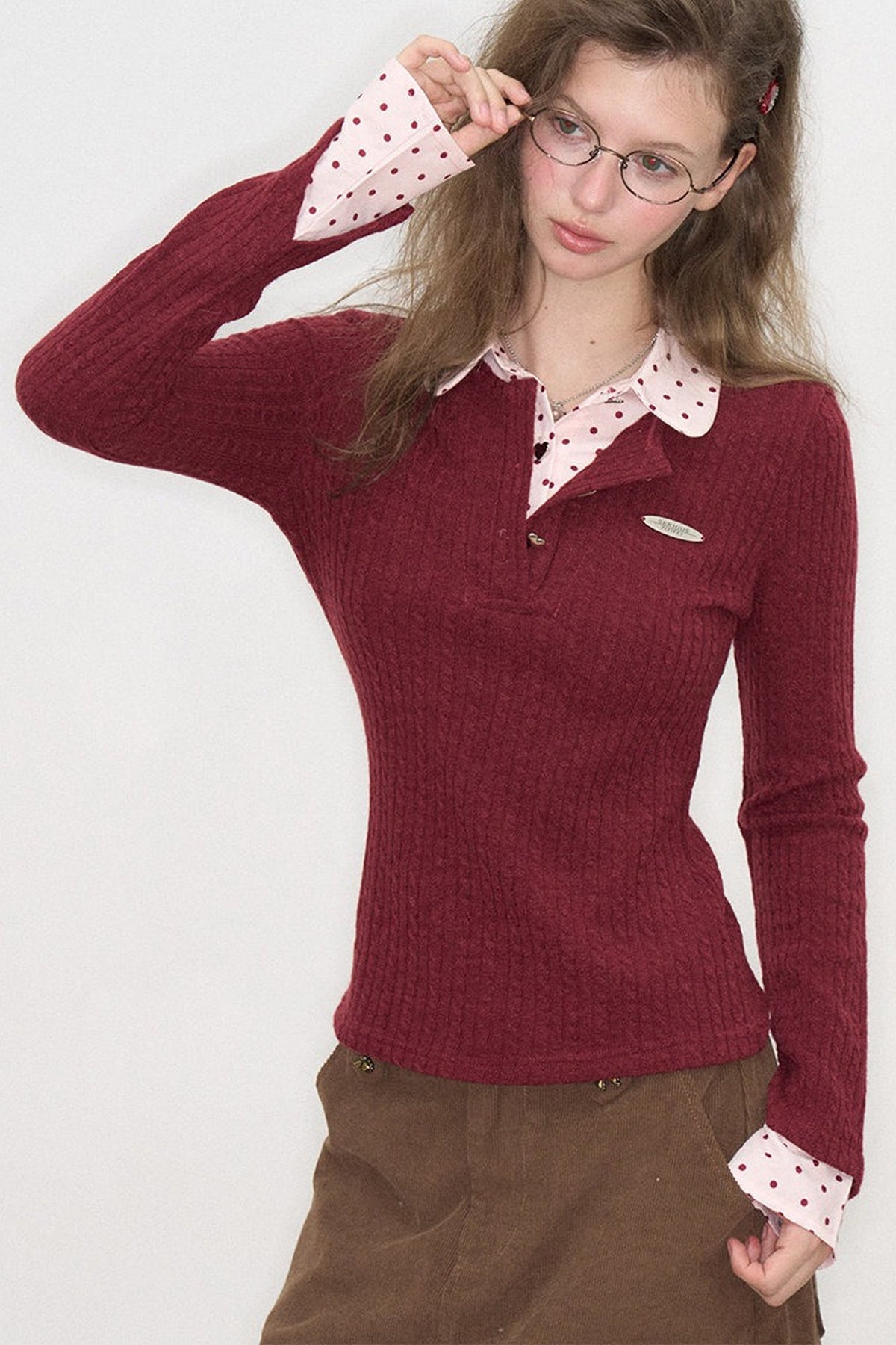 Pull en maille rouge vin à pois multicolores, effet superposé