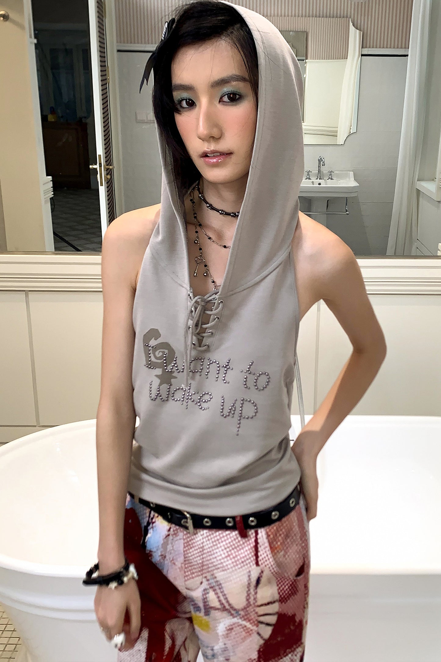Gilet con cappuccio a quadri e strass
