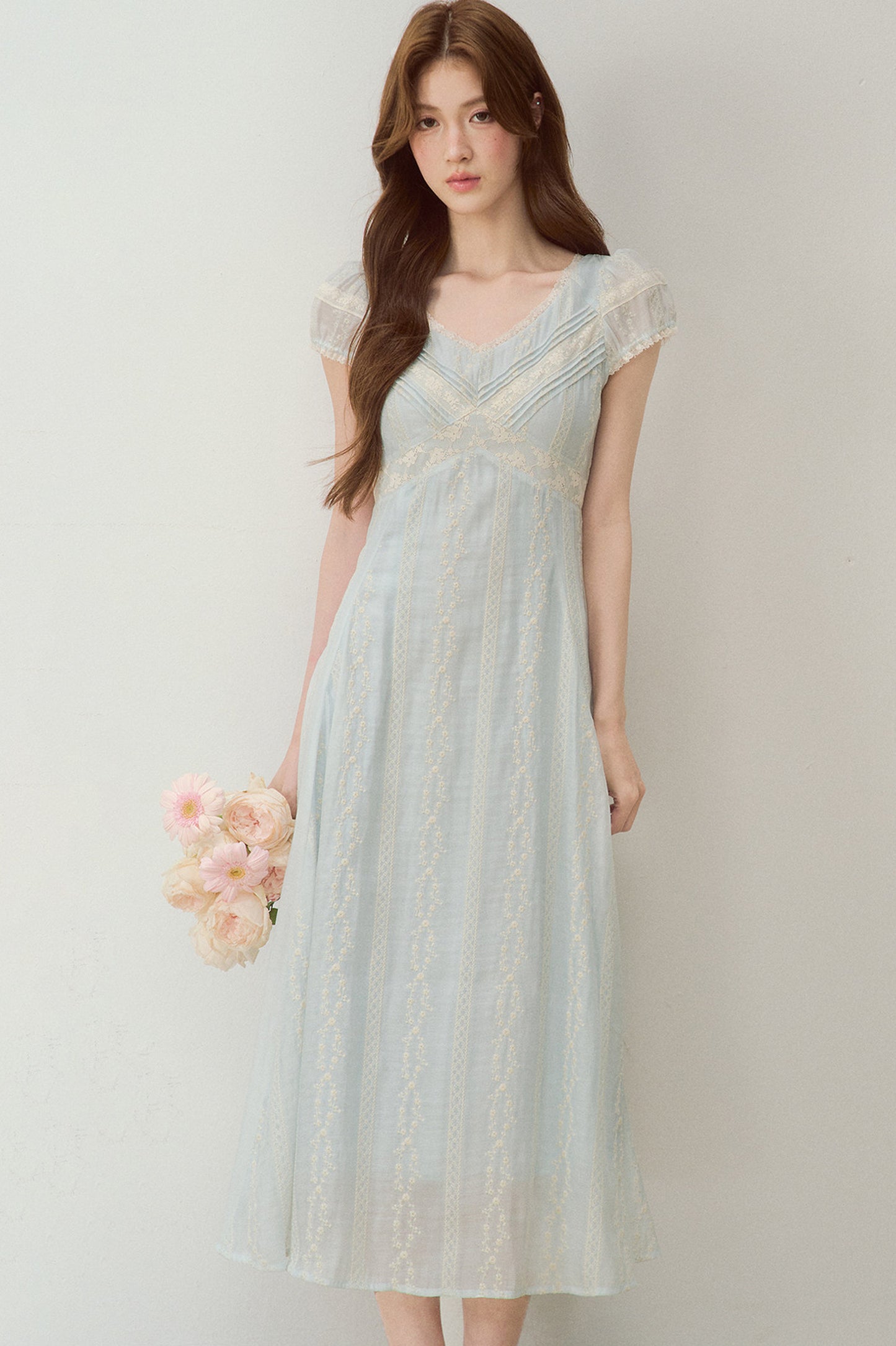 Robe brodée à col V bleu brume