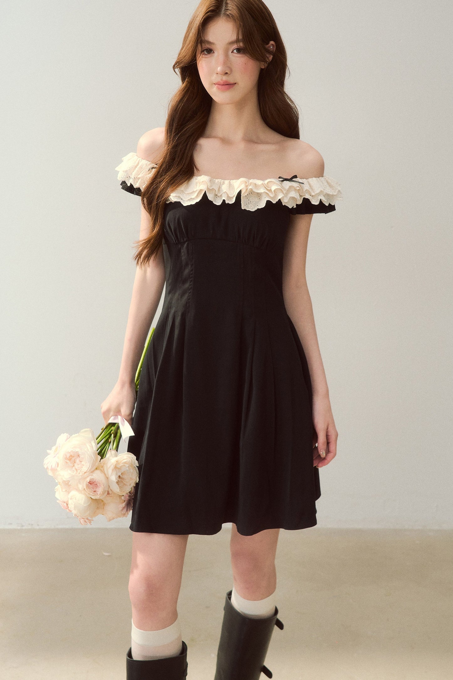 Robe noire à épaules dénudées avec bordure en dentelle au style tendance