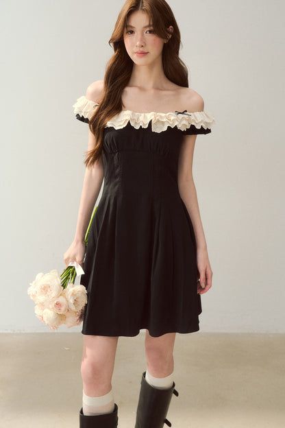 Robe noire à épaules dénudées avec bordure en dentelle au style tendance