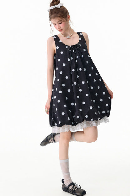 Schwarzes ärmelloses Kleid mit Punkten