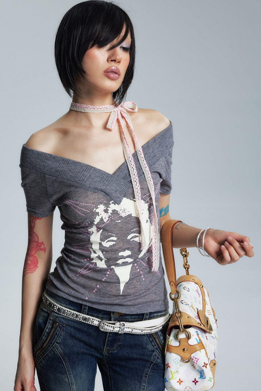 Sheer Two-Color V-Neck Off-Shoulder T-Shirt