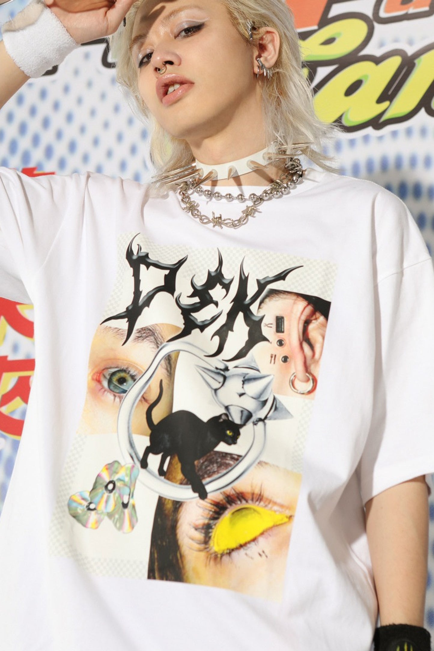 T-shirt oversize con anello in metallo a forma di occhio e gatto nero