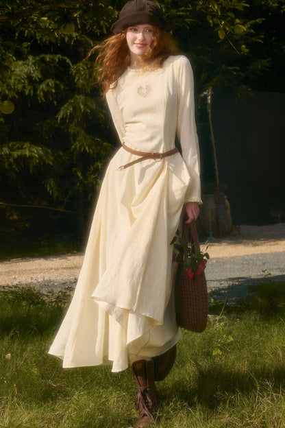 Langes Kleid mit Taillenbetonung, Schleife und Stickerei