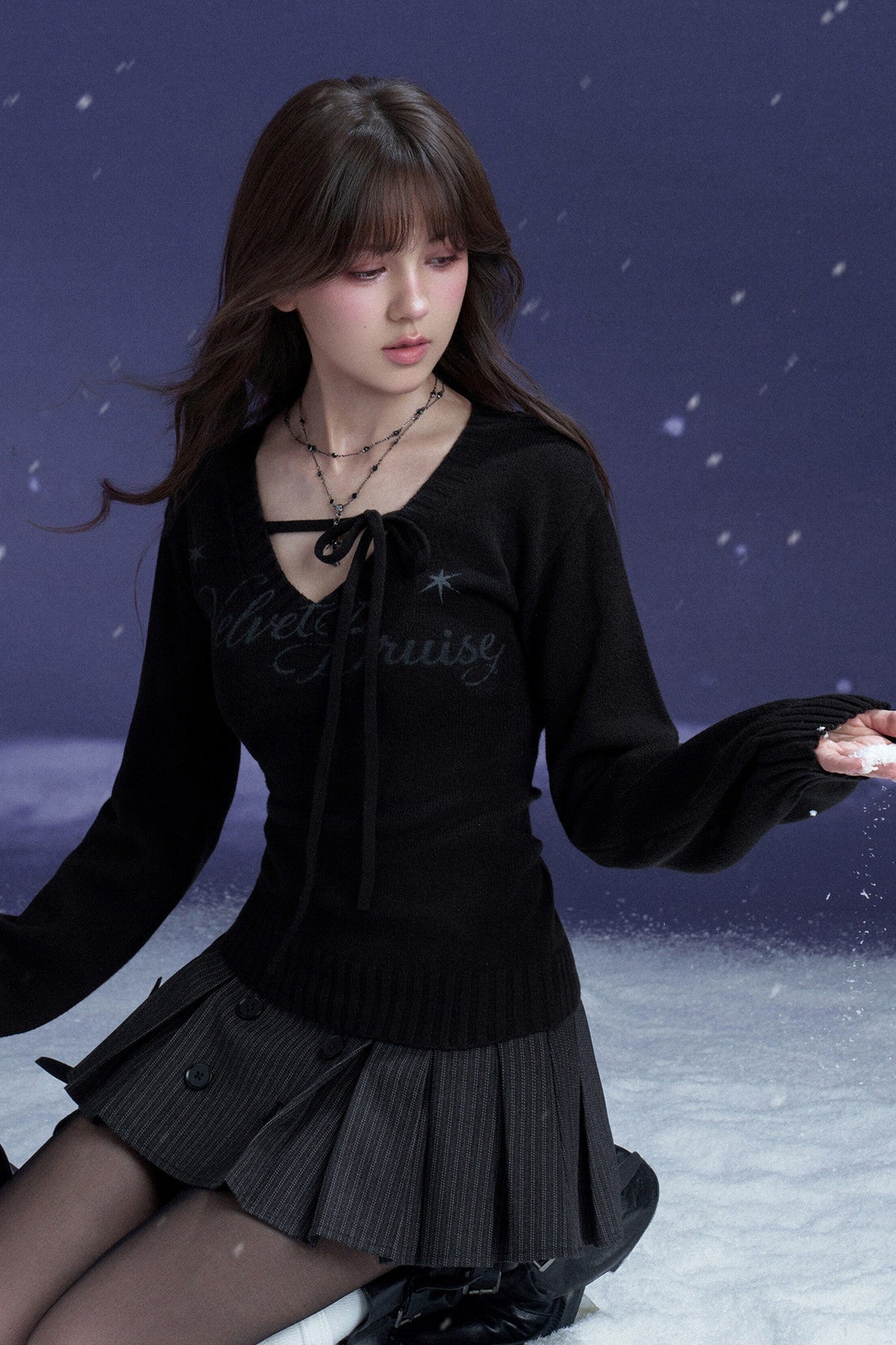 Schwarz-violetter Pullover mit V-Ausschnitt und Bindeband