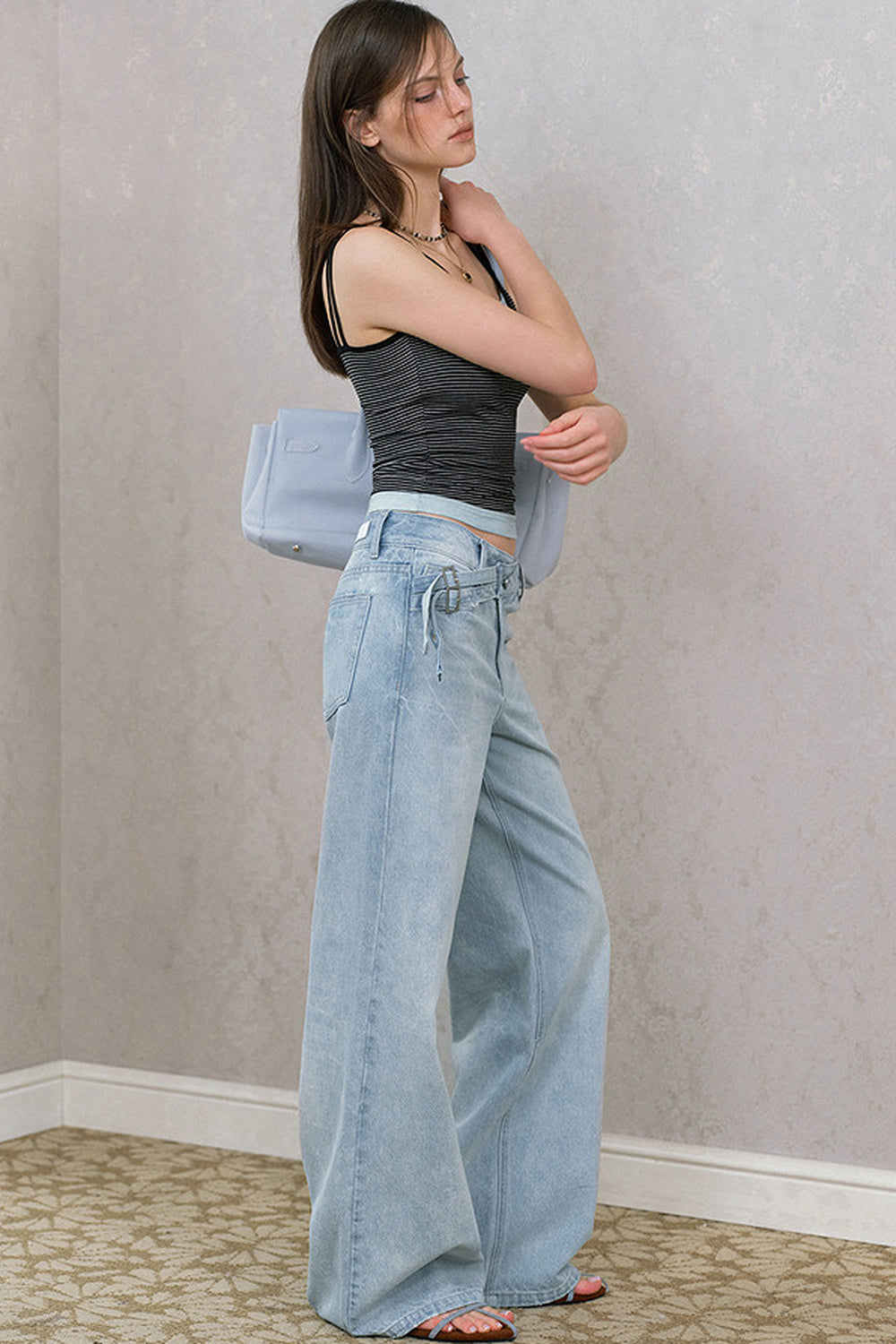 Asymmetrische Jeans mit geradem Schnitt und diagonaler Knopfleiste