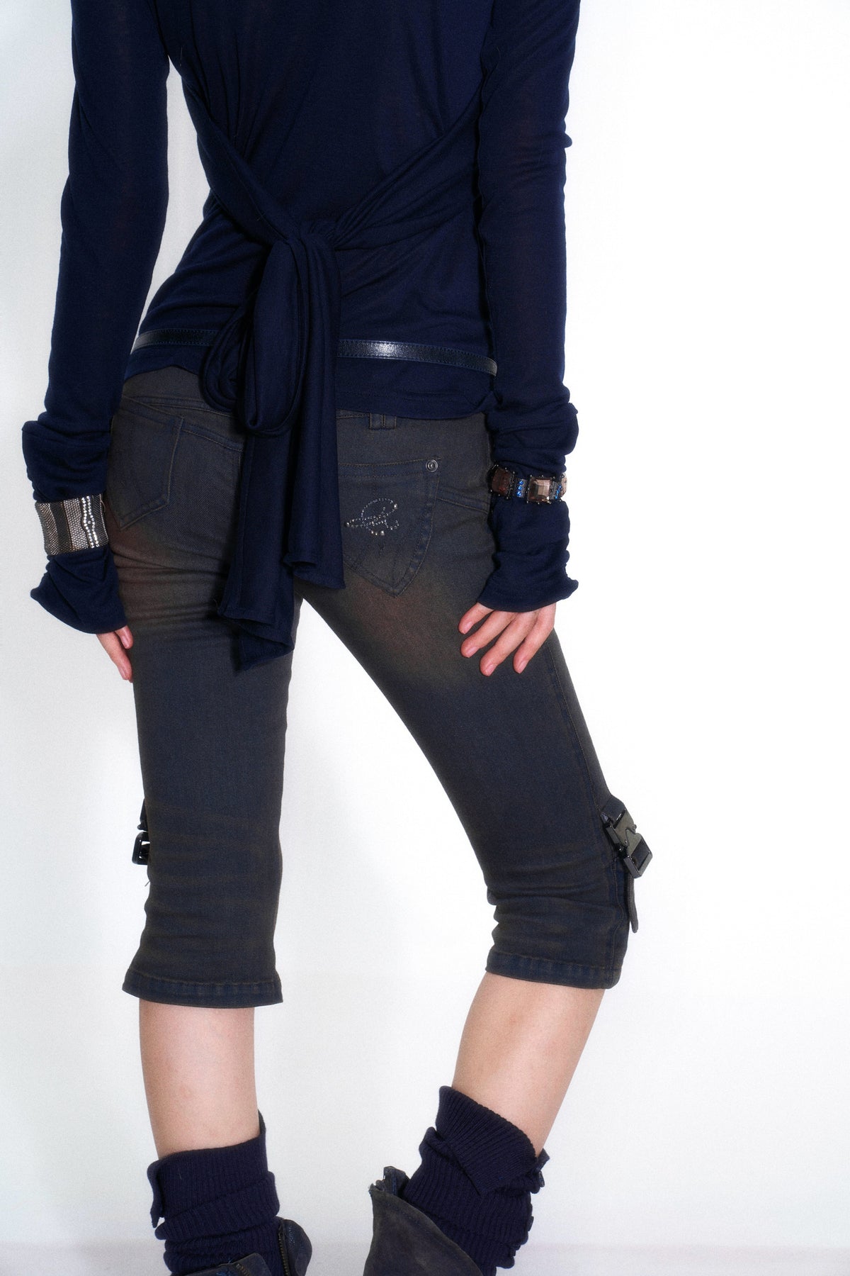 Gestrickte, kreuzstichbestickte Jeans in gewaschener Optik, mittellang