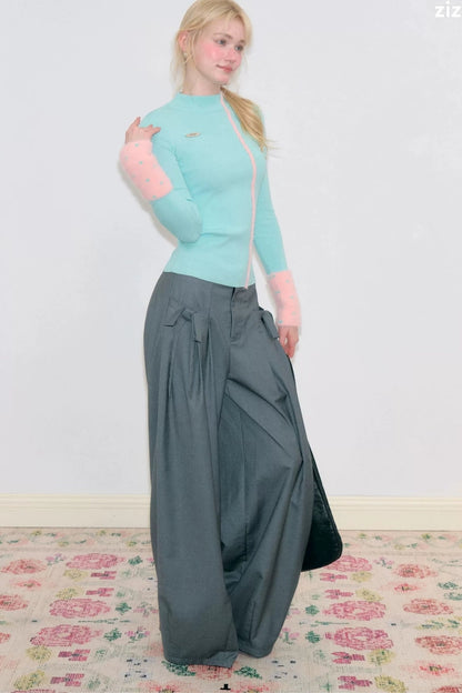 Top in maglia blu a collo alto
