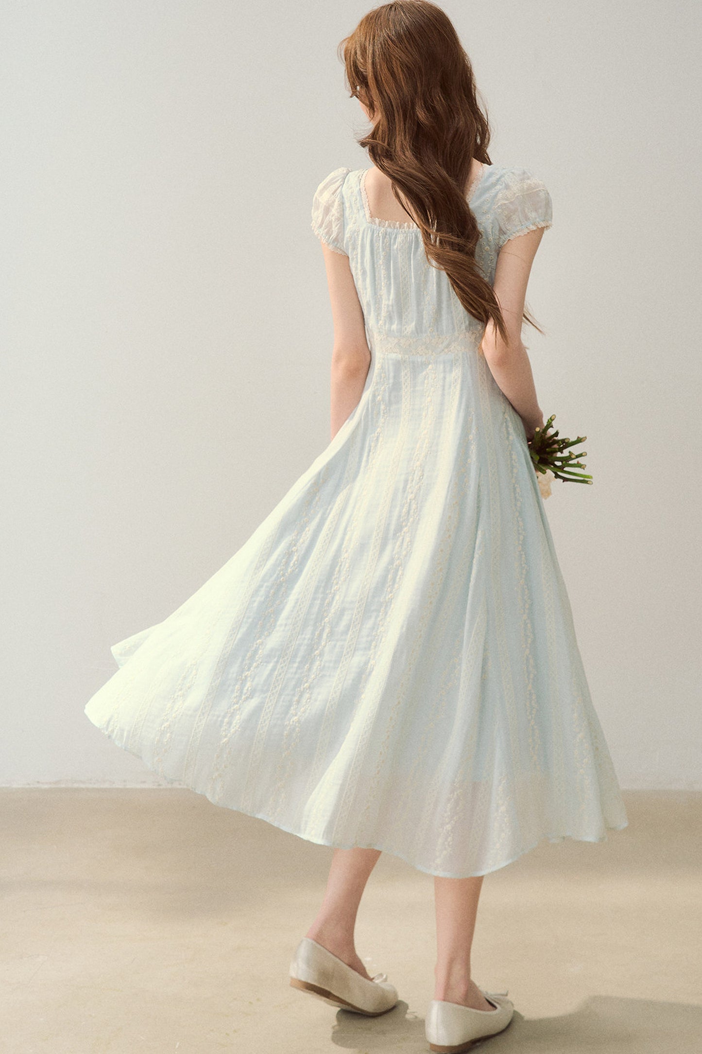 Robe brodée à col V bleu brume