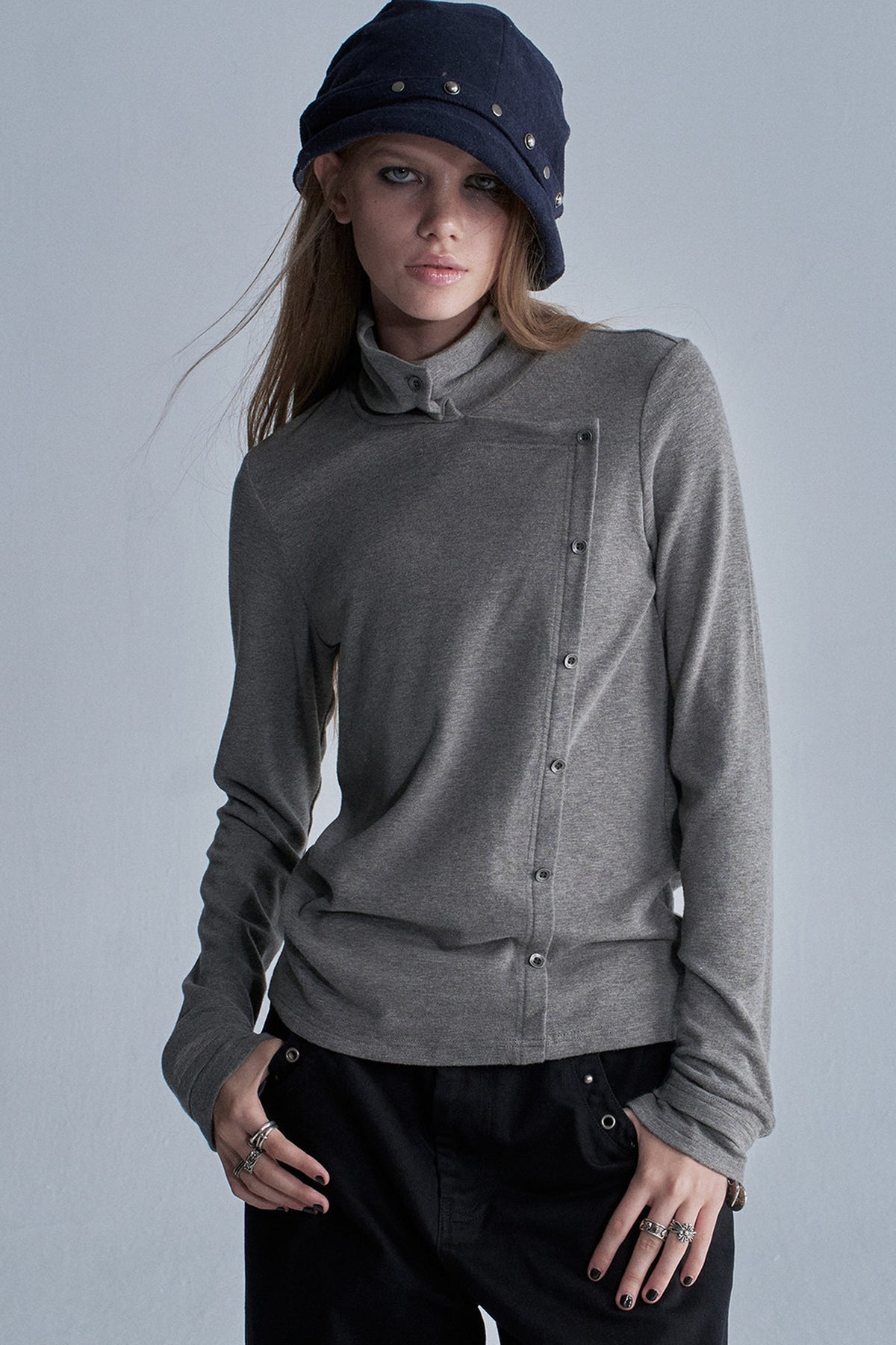 Langarmshirt mit diagonaler Knopfleiste