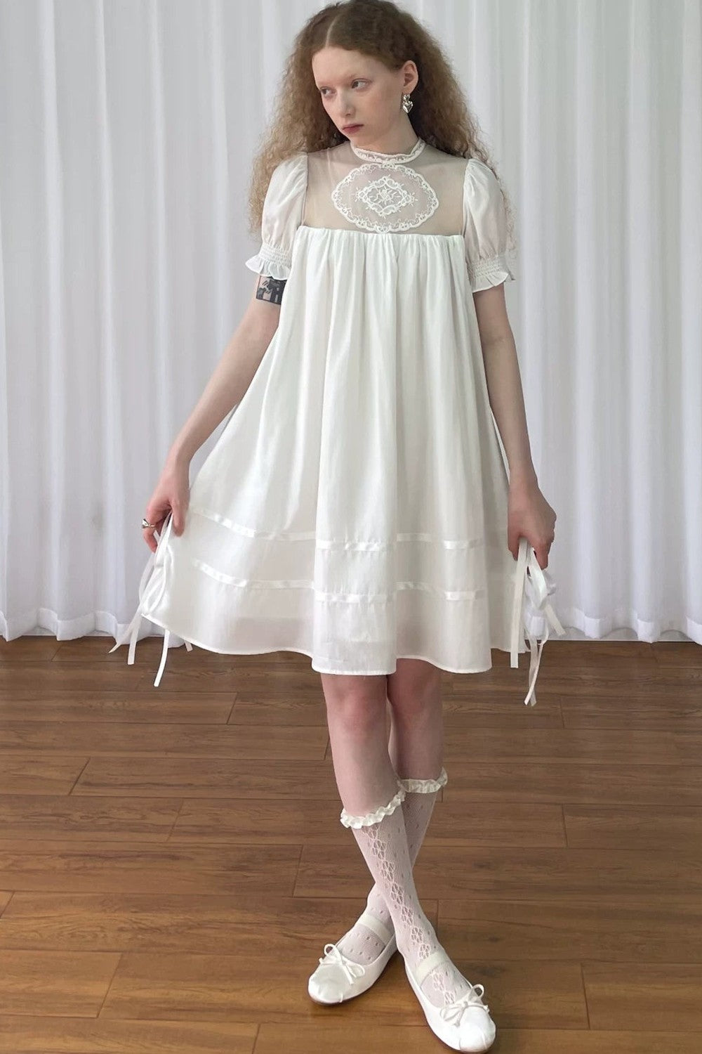 Weißes Spitzen-Netzstoffkleid im Puppenstil