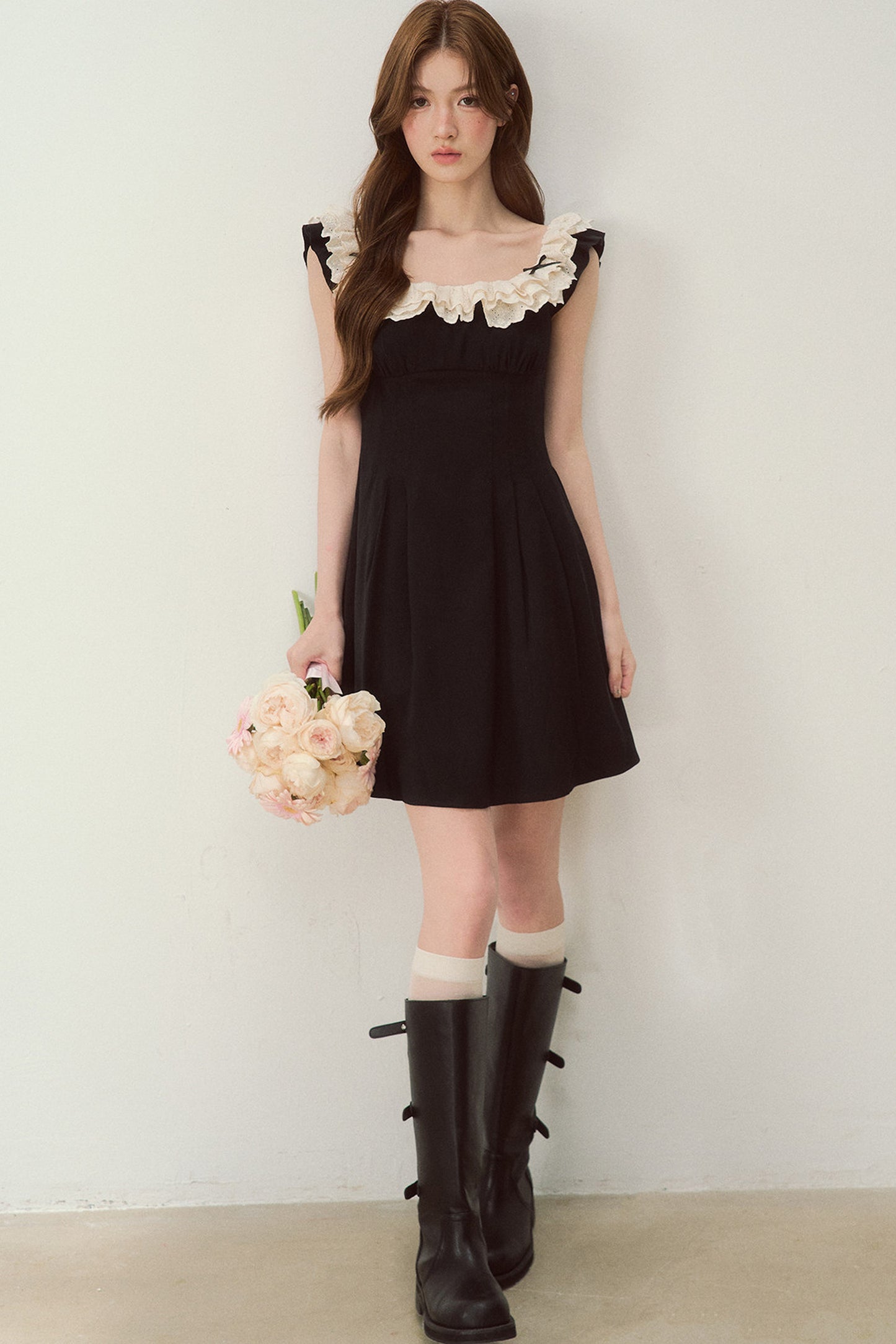 Robe noire à épaules dénudées avec bordure en dentelle au style tendance