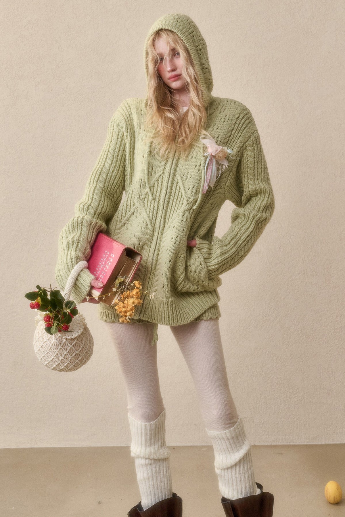 Set aus weicher Lammwoll-Strickjacke mit Zopfmuster und Kapuze sowie Shorts
