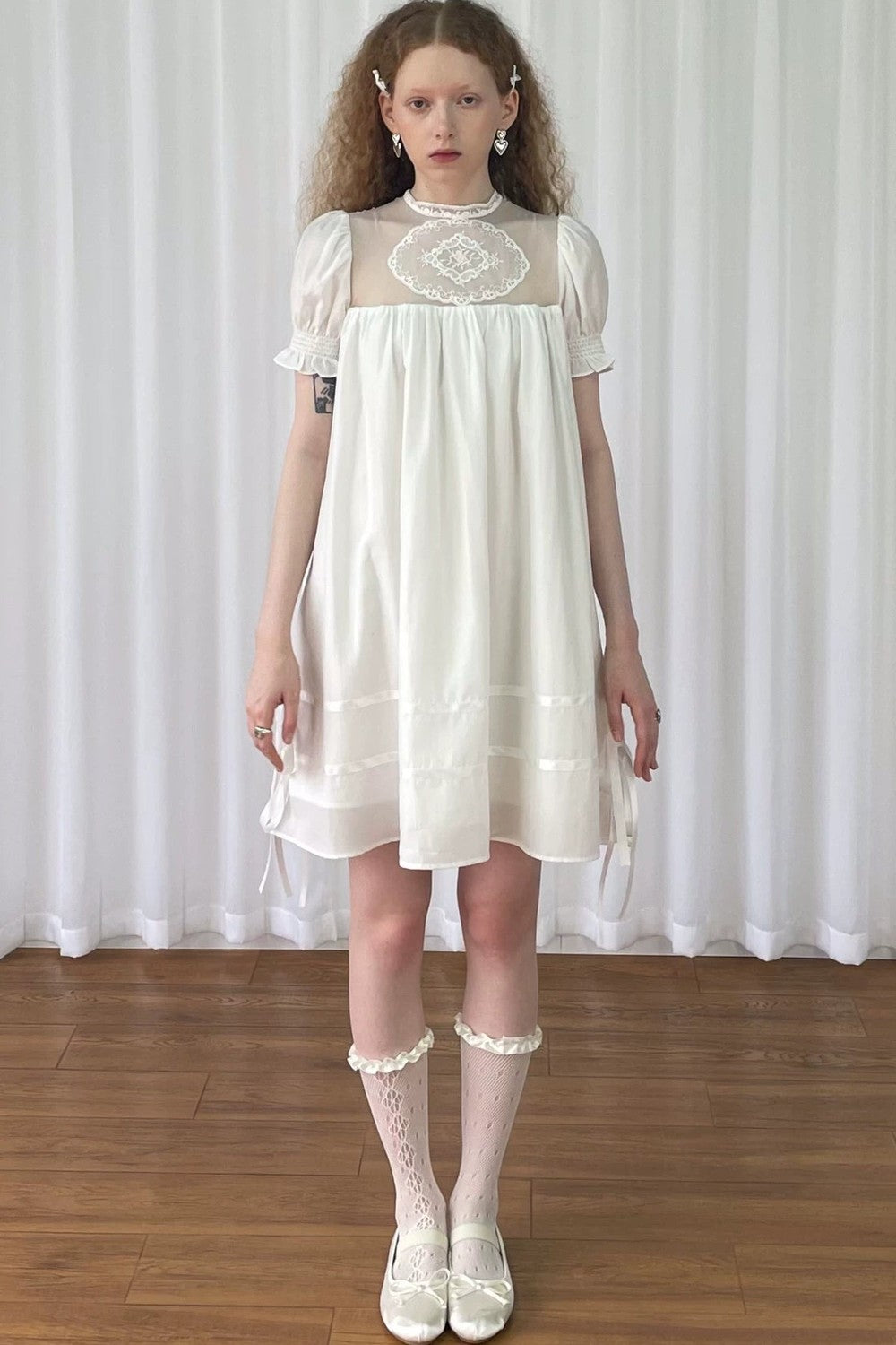 Weißes Spitzen-Netzstoffkleid im Puppenstil